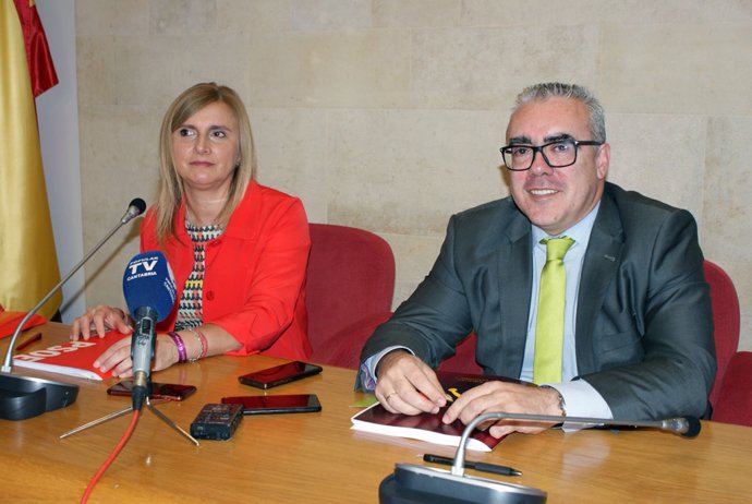 Los portavoces de los grupos parlamentarios del PSOE y del PRC, Noelia Cobo y Pedro Hernando respectivamente