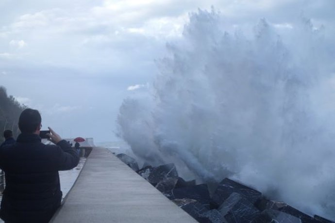 Olas en el Paseo Nuevo de San Sebastián