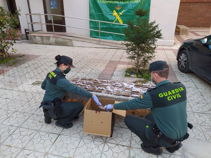 Agentes de la Guardia Civil de Soria con el hachís intervenido en Arcos de Jalón (Soria).