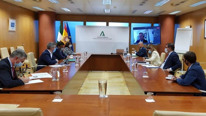 Imagen de un encuentro de Cesur con el consejero de Hacienda, Juan Bravo.