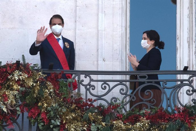 El tenista Rafael Nadal se asoma al balcón de la Casa de Correos tras recibir la Gran Cruz del Dos de Mayo