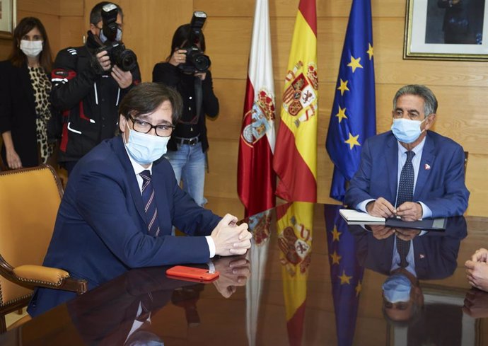 El ministro de Sanidad, Salvador Illa (i), durante una reunión con el presidente de Cantabria, Miguel Ángel Revilla, 