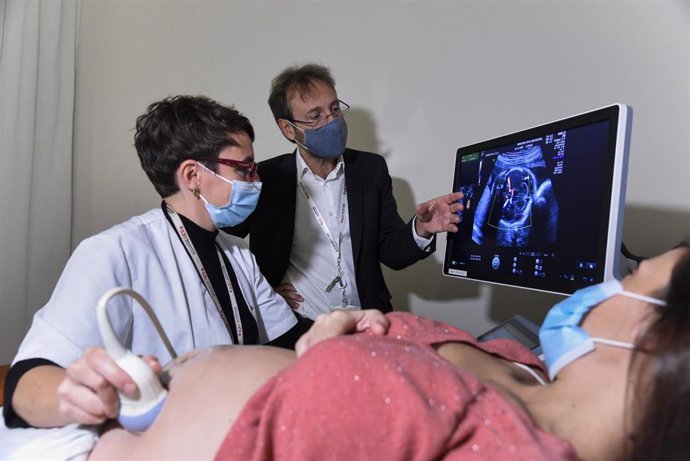 El doctor Eduard Gratacós, director de BCNatal y líder del proyecto de placenta artificial, con una paciente en el Hospital Sant Joan de Déu de Barcelona, en una fotografía del 3 de diciembre del 2020.