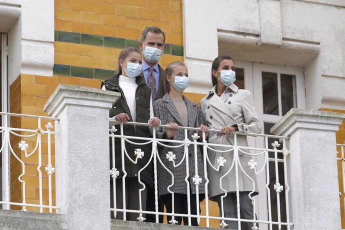 El Rey Felipe VI y la Reina Letizia, junto con la Infanta Sofía (1i) y la Princesa Leonor (2d), durante su visita a La Casa de la Torre o Casa Amarilla en la parroquia de Somao, ubicada en el concejo asturiano de Pravia, con motivo de la entrega del Pre