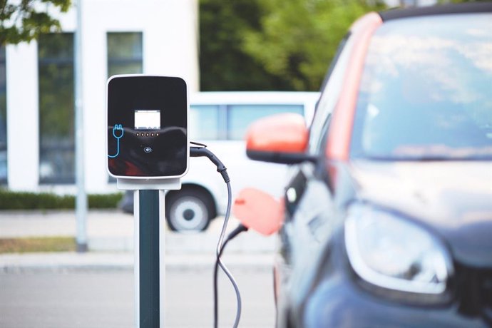 Imagen de un coche eléctrico cargándose.