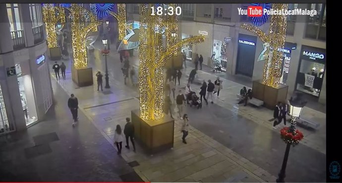 Imágenes de la calle Larios de Málaga a las 18,30 horas del pasado 27 de noviembre, cuando ya estaba encendido el alumbrado navideño de 2020