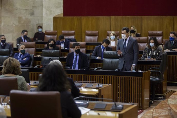 El presidente de la Junta de Andalucía, Juanma Moreno (d), junto al vicepresidente de la Junta, Juan Marín (c);y el consejero de Presidencia, Elías Bendodo (i); durante su intervención en la sesión de control al gobierno en el Pleno del Parlamento de An
