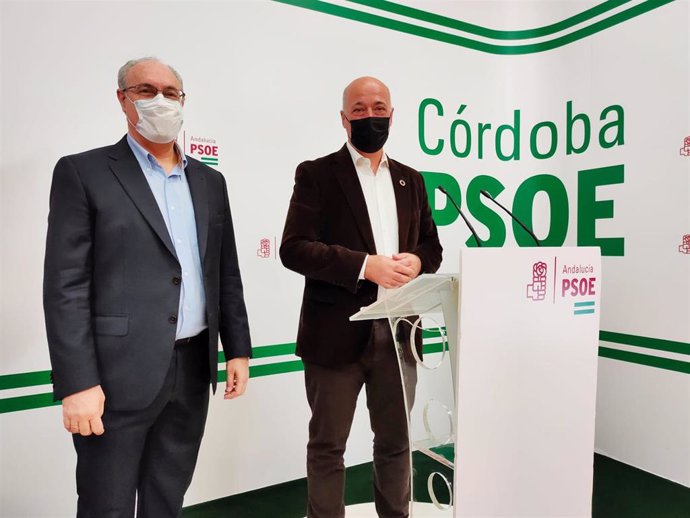 Juan Pablo Durán y Antonio Ruiz en la sede del PSOE de Córdoba.