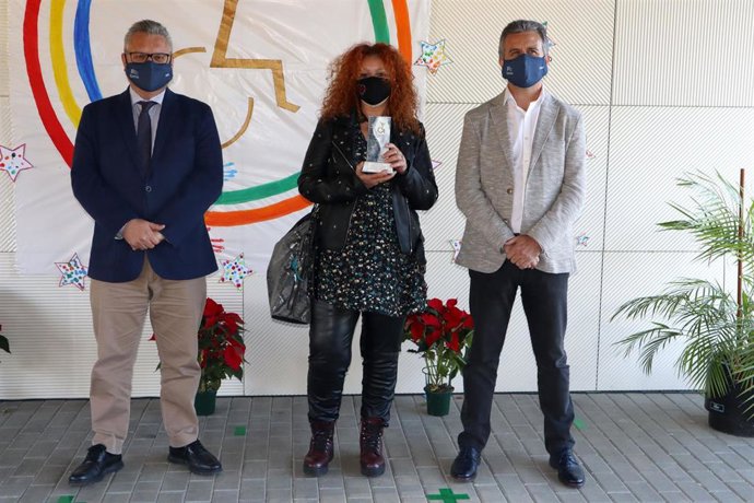 El presidente del IPBS, Francisco Ángel Sánchez (dcha.), y el delegado de Recursos Humanos de la Diputación de Córdoba, Esteban Morales, junto a una de las reconocidas