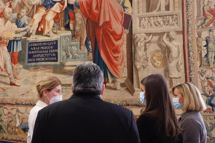 La Reina Letizia inaugurando la exposición 'Rafael en Palacio. Tapices para Felipe II'