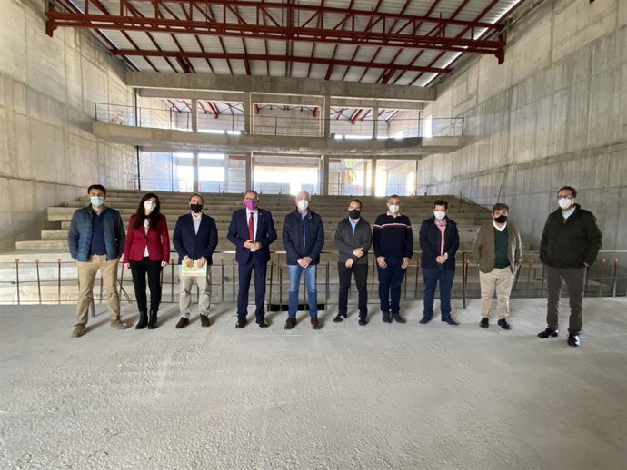 El delegado de Cohesión Territorial de la Diputación de Córdoba, Juan Díaz (cuarto por la izda.), en su visita a la Sala Arena de Fernán Núñez.