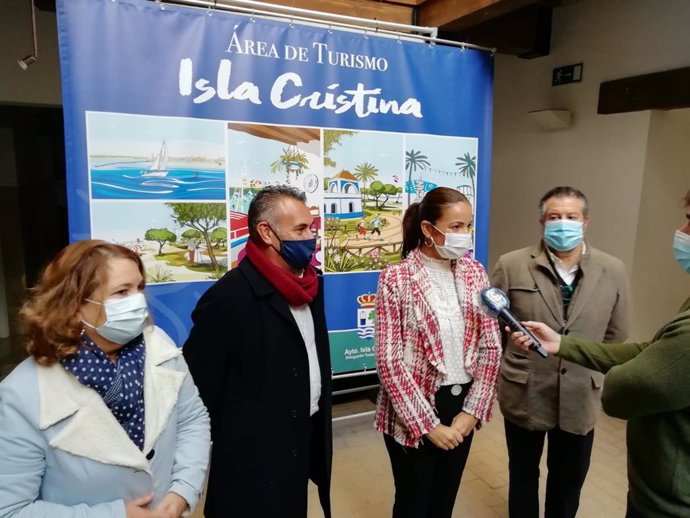 La delegada de Turismo, Regeneración, Justicia y Administración Local en Huelva, María Ángeles Muriel, en Isla Cristina (Huelva).