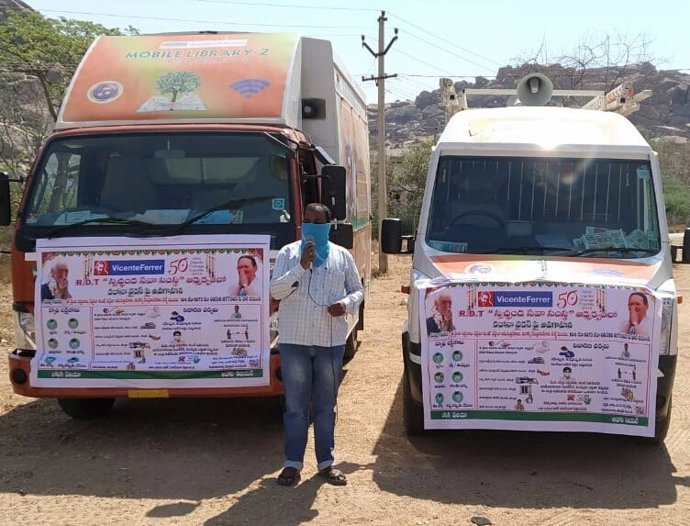 La Fundación Cajasol y la Fundación 'la Caixa' ponen en marcha 'Bibliobuses' en el sur de India.