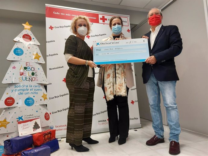 Acuerdo entre la Obra Social La Caixa y Cruz Roja para una campaña de regalos a 400 mayores de Huelva.