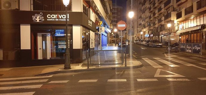 Una calle de Huelva vacía durante la cuarentena decretada en marzo.
