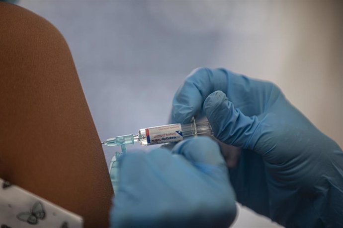 Una enfermera vacuna contra la gripe