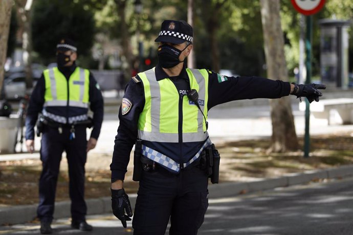 La Policía Local de Granada realiza controles de tráfico en los accesos de la ciudad debido al cierre perimetral establecido a causa del incremento de personas infectadas por coronavirus en la capital y su área metropolitana. Granada a 26 de octubre 2020