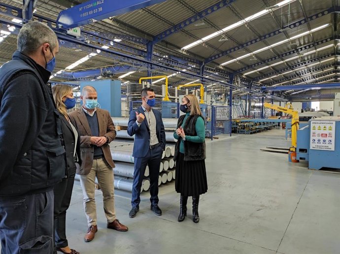 La alcaldesa de Alcalá de Guadaíra, Ana Isabel Jiménez, junto con el delegado de  Desarrollo Sostenible, Jesús Mora, han visitado las instalaciones de la empresa Galisur S.L.