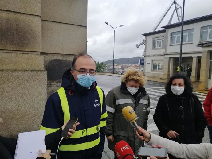 Los sindicalistas ofrecen declaraciones a los medios a las puertas del astillero de Navantia