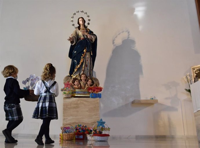 Ofrenda a la Inmaculada por parte de los alumnos del Colegio CEU San Pablo