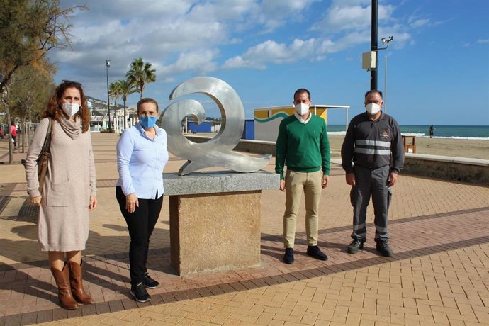 La alcaldesa de Fuengirola junto a la Q de Calidad Turística