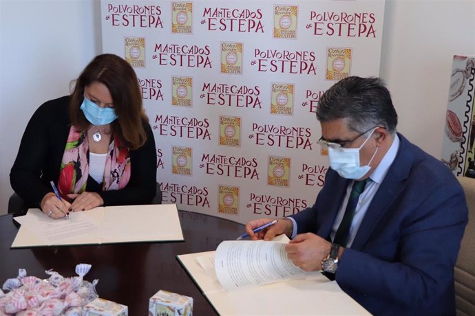Carmen Crespo firma el convenio con el Consejo Regulador de las Indicaciones Geográficas Protegidas Mantecados y Polvorones de Estepa