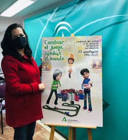 La asesora de programa del IAM en Huelva, María Martín, presenta la campaña  Cambiar el juego, cambiar el mundo.