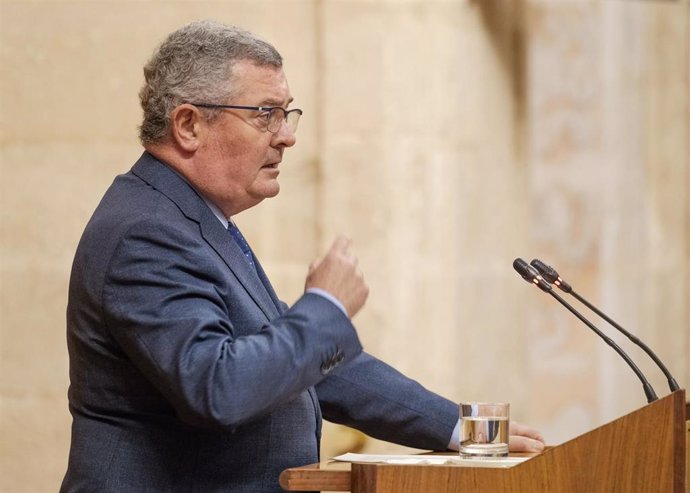 El diputado del PSOE-A Jesús María Ruiz, en el Pleno del Parlamento andaluz.