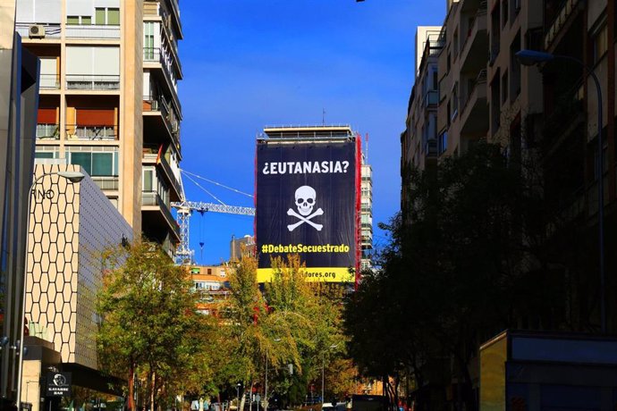 Lona desplegada en Madrid contra la eutanasia, de la campaña Vividores