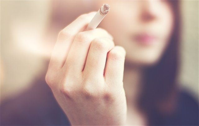 Mujer fumadora, tabaco, cigarro