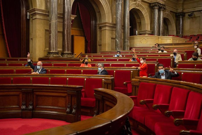 Votación en un pleno del Parlament.