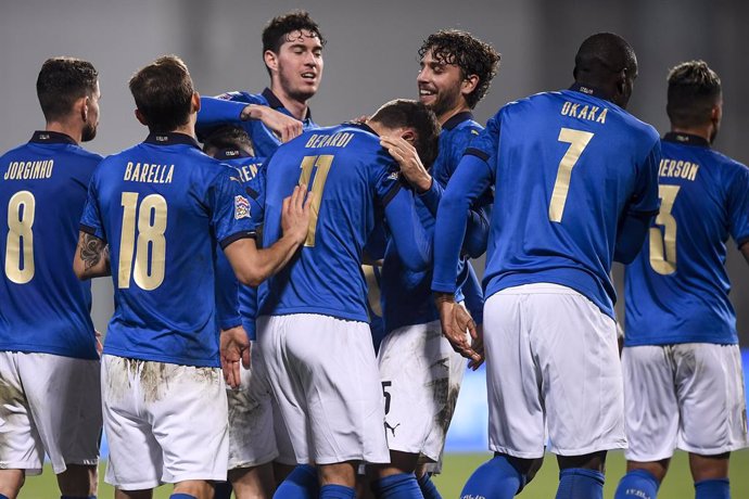 15 November 2020, Italy, Reggio Emilia: Italy players celebrate scoring their side's second goal during the UEFA Nations League Group A soccer match between Italy and Poland at Mapei Stadium - City of the Tricolor. Photo: Fabio Ferrari/LaPresse via ZUMA