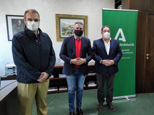 El delegado territorial de Igualdad, Políticas Sociales, Conciliación, Educación y Deporte, Antonio Sutil, se ha reunido con el director de la residencia de Cambil, Francisco Ordóñez, y el gerente de Entrepinares, Juan Algar