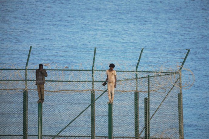 Inmigrantes en la valla de Ceuta 
