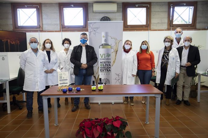 El consejero de Agricultura del Cabildo de Tenerife, Javier Parrilla, con el jurado del concurso de aceite de oliva virgen
