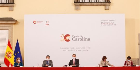 2. El Rey destaca la vocación de la Fundación Carolina en la cooperación al desarrollo