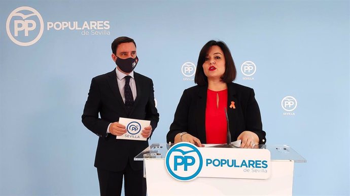 La presidenta del PP de Sevilla, Virginia Pérez, en rueda de prensa en una foto de archivo.