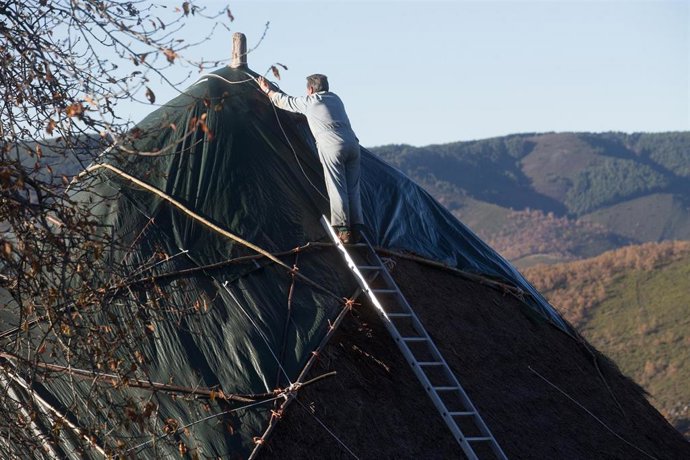 Un hombre trabaja en una palloza situada en la zona de la ruta de Los Ancares, en Lugo, Galicia, (España), a 31 de octubre de 2020. 