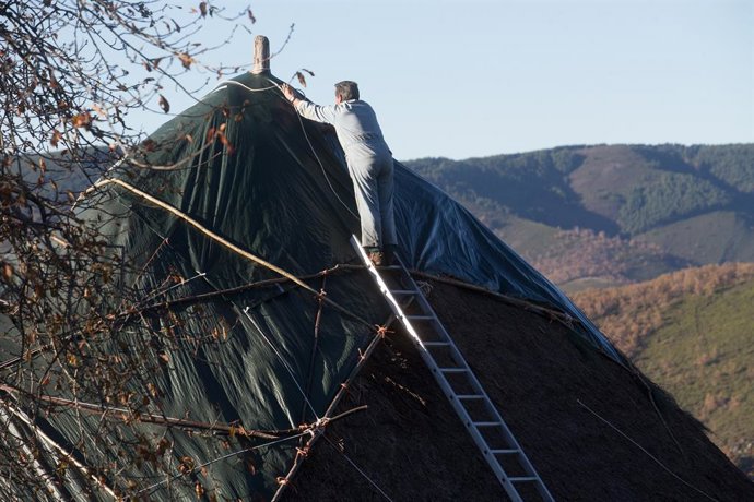 Un hombre trabaja en una palloza situada en la zona de la ruta de Los Ancares, en Lugo, Galicia, (España), a 31 de octubre de 2020. La sierra de Os Ancares, situada en el este de la provincia de Lugo, en la frontera con las comunidades vecinas de Castil
