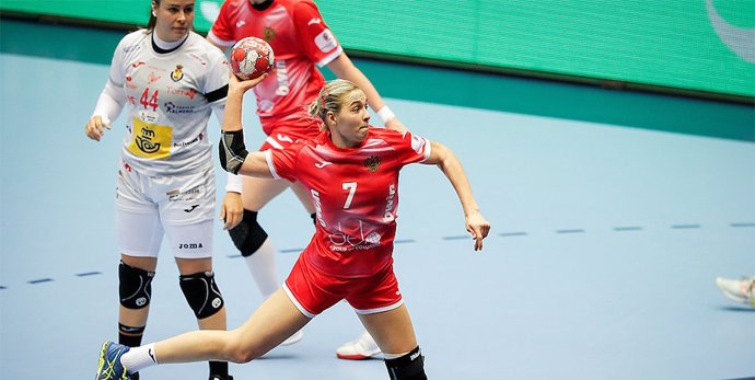Dimitrieva realiza un lanzamiento en el Rusia-España del Europeo de balonmano femenino