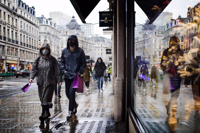 03 December 2020, England, London: Shoppers wear face masks in Regent Street, after the second national lockdown ended and England has a strengthened tiered system of coronavirus restrictions. Photo: Victoria Jones/PA Wire/dpa