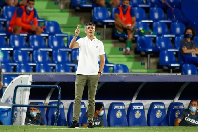 Imanol Alguacil dando instrucciones durante un partido