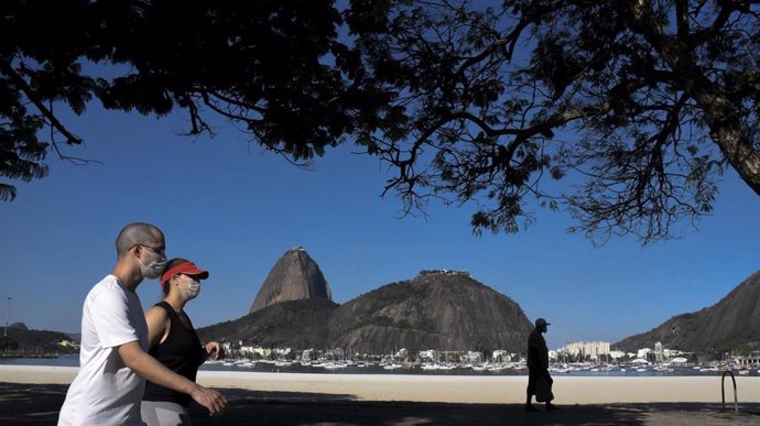 Un grupo de personas camina por las playas de Botafogo, Río de Janeiro, sur de Brasil.