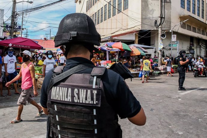 Agente de las Fuerzas Especiales de la Policía Nacional de Filipinas en un operativo de vigilancia en un mercado al aire libre de Manila.