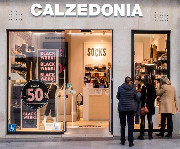 Cartel de descuentos por Black Friday en un comercio de una céntrica calle de Madrid (España), a 23 de noviembre de 2020. Los españoles gastarán un 10% menos en este 'Black Friday', hasta los 128,2 euros por el coronavirus, según los datos del último 