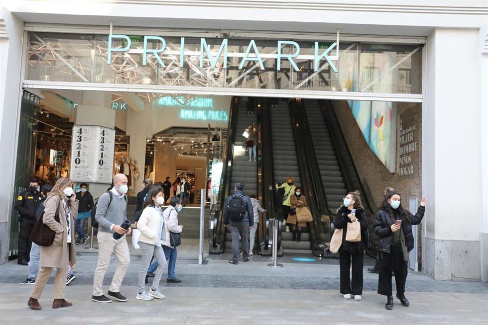 Transeúntes pasan al lado del Primark de Gran Vía, en Madrid, (España)