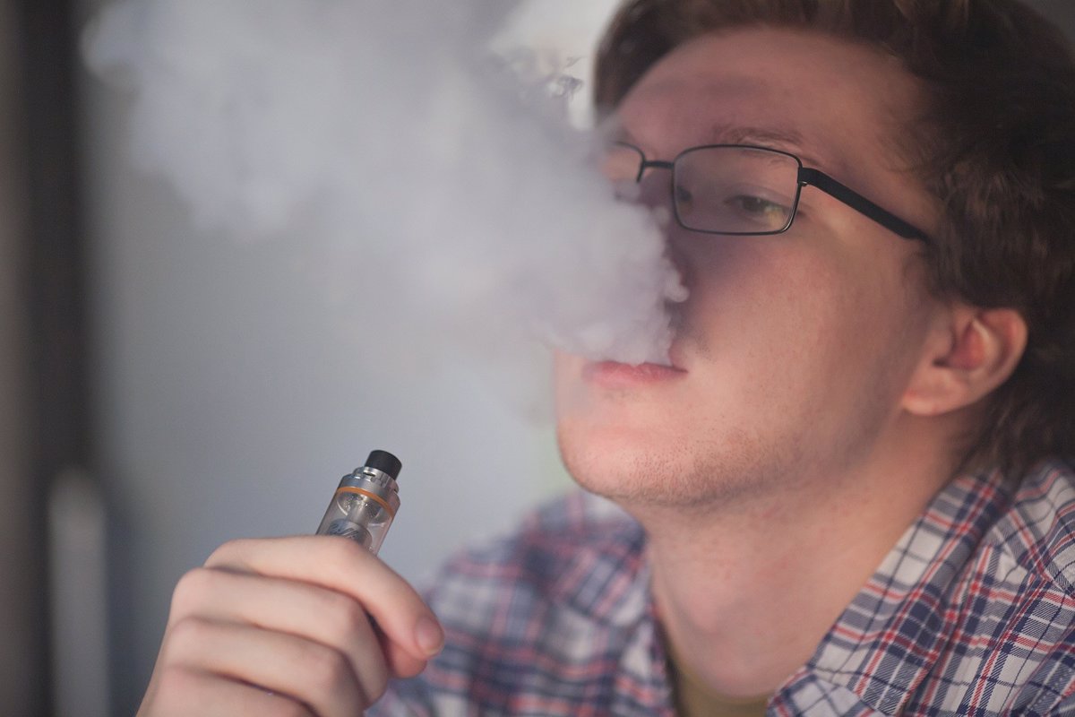 Un informe de la OMS alerta del "preocupante" aumento del consumo de cigarrillos  electrónicos entre los jóvenes europeos