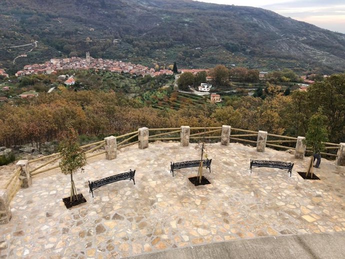 Mirador Emperador Carlos V de Garganta la Olla, desde el que se aprecia el entorno de la comarca