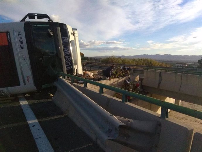 Herido grave el conductor de un camión tras volcar en la autovía A-7, a su paso por Lorca
