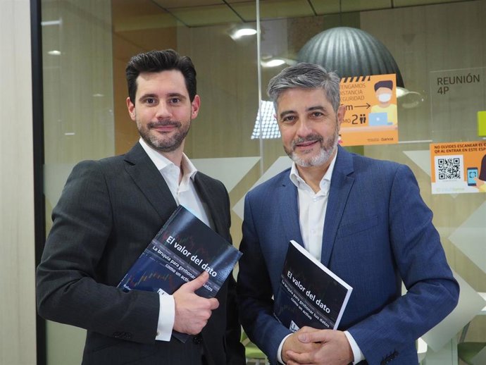 (I-D) Javier Martínez Rodríguez y Rafael Fernández Campos, autores del libro El valor del dato. La brújula para gestionar tus datos como un activo, durante la presentación de la obra económica en Madrid (España), a 1 de diciembre de 2020